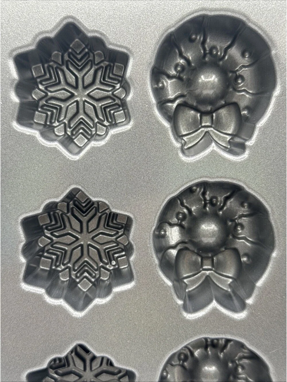 Nordic Ware 16 Holiday Teacakes Cakelet Pan Gifts Gingerbread Wreath Snowflake